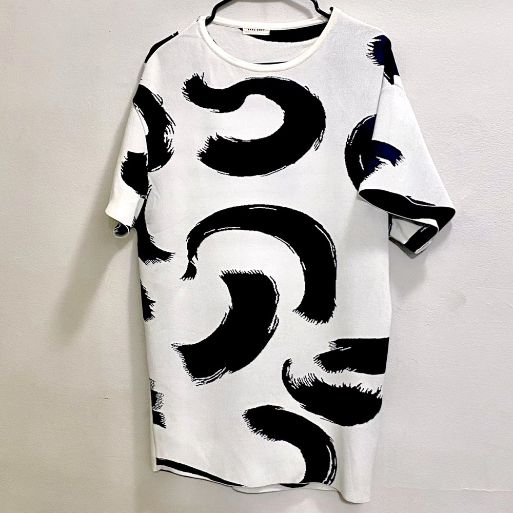 Earl Grey white and black short-sleeved mini dress or tunic